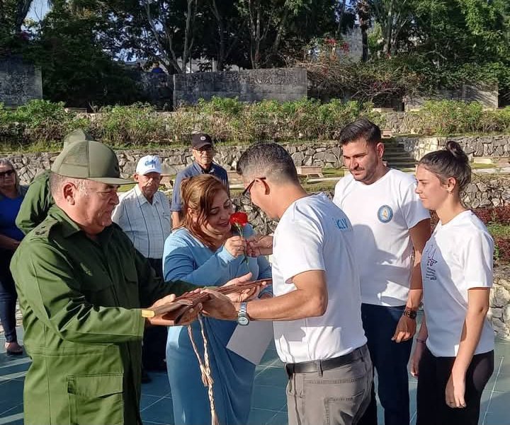 🇨🇺Se realizó la entrega de la Réplica del Machete del Generalísimo Máximo Gómez.

🗣️ El Ministerio de las Fuerzas Armadas Revolucionarias otorga este reconocimiento a escritores, artistas, periodistas e instituciones culturales, que defiende con su obra la Revolución.
#FARCuba