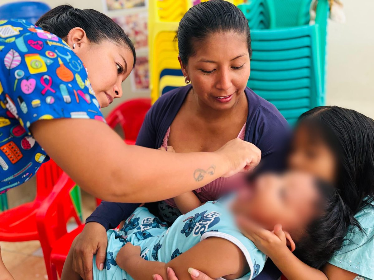 Salud_StaElena's tweet photo. #MSPEnTerritorio| 💪🏻 ¡Garantizar el bienestar de toda la población es nuestra  prioridad! 

#SantaElena| Ejecutamos una jornada de atención médica integral, dirigida a niños y niñas que acuden al Centro de Desarrollo Infantil (CDI) "Ilusiones" de la comuna #LosManguitos. https://t.co/pr99CmzVNg