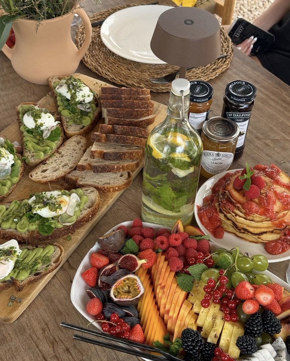 Girls therapy tweet media