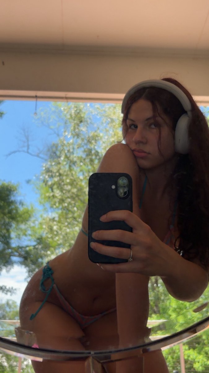 yanabaranowski's tweet photo. Don’t forget to wear your sunscreen https://t.co/U5mXRR6sPP