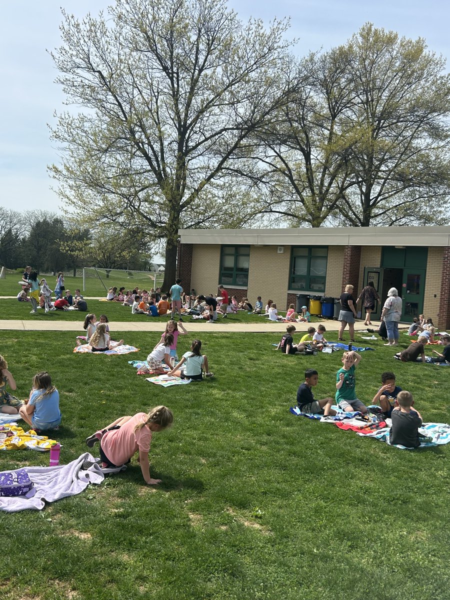 pinestreetelem's tweet photo. Beautiful day to eat outside ⁦@PalmyraSchools⁩ #thisis🌲 https://t.co/7EqoMZe0rw