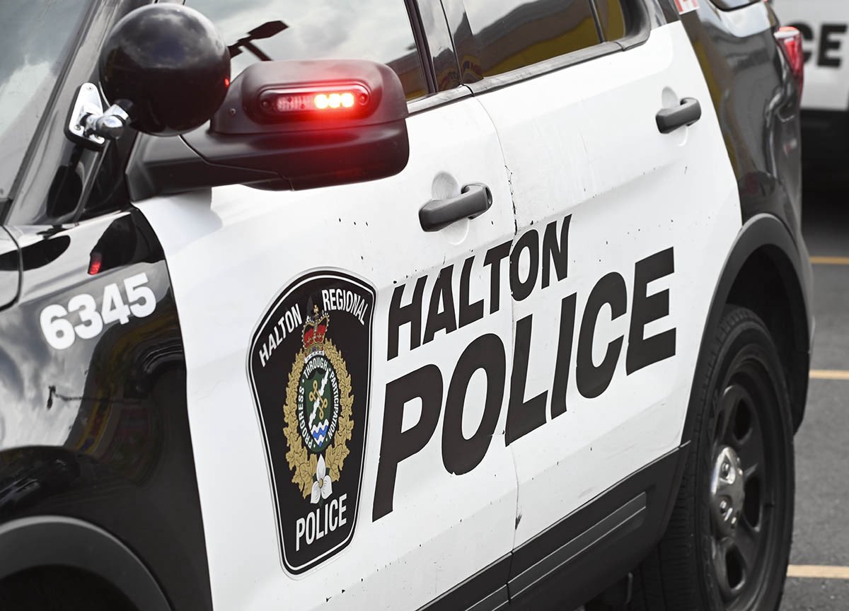 GPmedia_24's tweet image. TWO TEENS ARRESTED: @HaltonPolice arrest two #Hamilton  boys (13 &amp;amp; 15)after Toyota SUV stolen fm deliveryman in #Burlington early Wed morning using stolen minivan. Two later arrested after crashing minivan &amp;amp; fleeing in stolen SUV, youths now facing multiple charges.