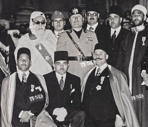ooooo2213's tweet photo. @KhaledSafi هذا الرجل لم يسلم سلاح المقاومه للحكومة الايطاليه 
المفتى الليبي  يبايع موسليني على السمع والطاعه 
مفتي ليبيا ابو الاسعاد… يستقبل موسوليني ١٩٣٩… ويهديه “سيف الاسلام”… بحجة انه حاكم متغلب… 
علماء السلاطين في كل وقت!!!
الخونة في كل زمان ومكان .. https://t.co/WGar5zcj5U