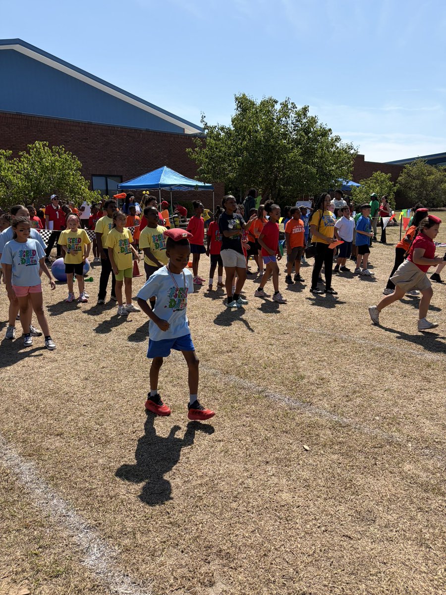 kdurrence_tce's tweet image. 📢TCE Field Day!!📢 #2ndgrade #3rdgrade  #funandgames #relays #tugofwar #sackrace @LibertyCoSchool @Tigers_TCE @GilmoreKenyatta @kellyedgington5 @tgallob_tce @RilesThirdGrade