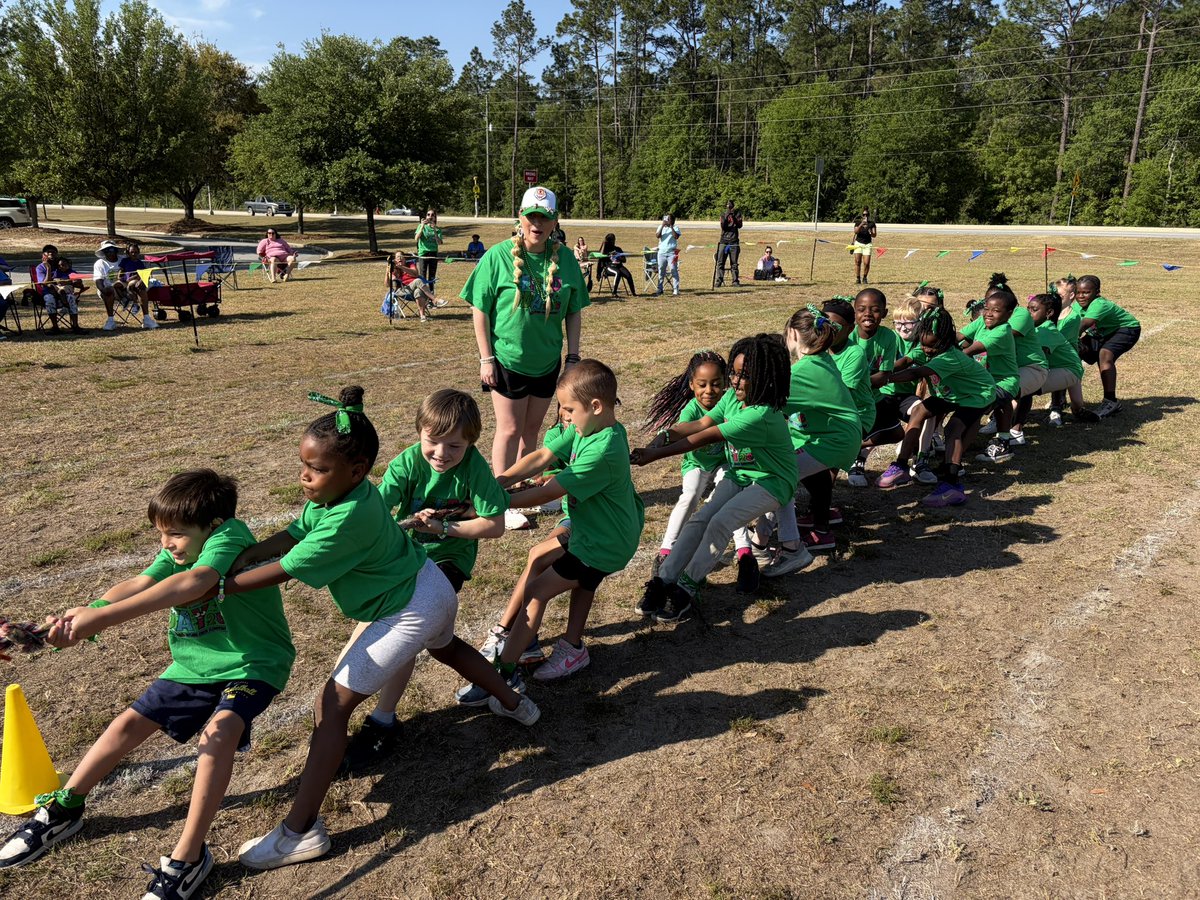 kdurrence_tce's tweet image. 📢TCE Field Day!!📢 #2ndgrade #3rdgrade  #funandgames #relays #tugofwar #sackrace @LibertyCoSchool @Tigers_TCE @GilmoreKenyatta @kellyedgington5 @tgallob_tce @RilesThirdGrade