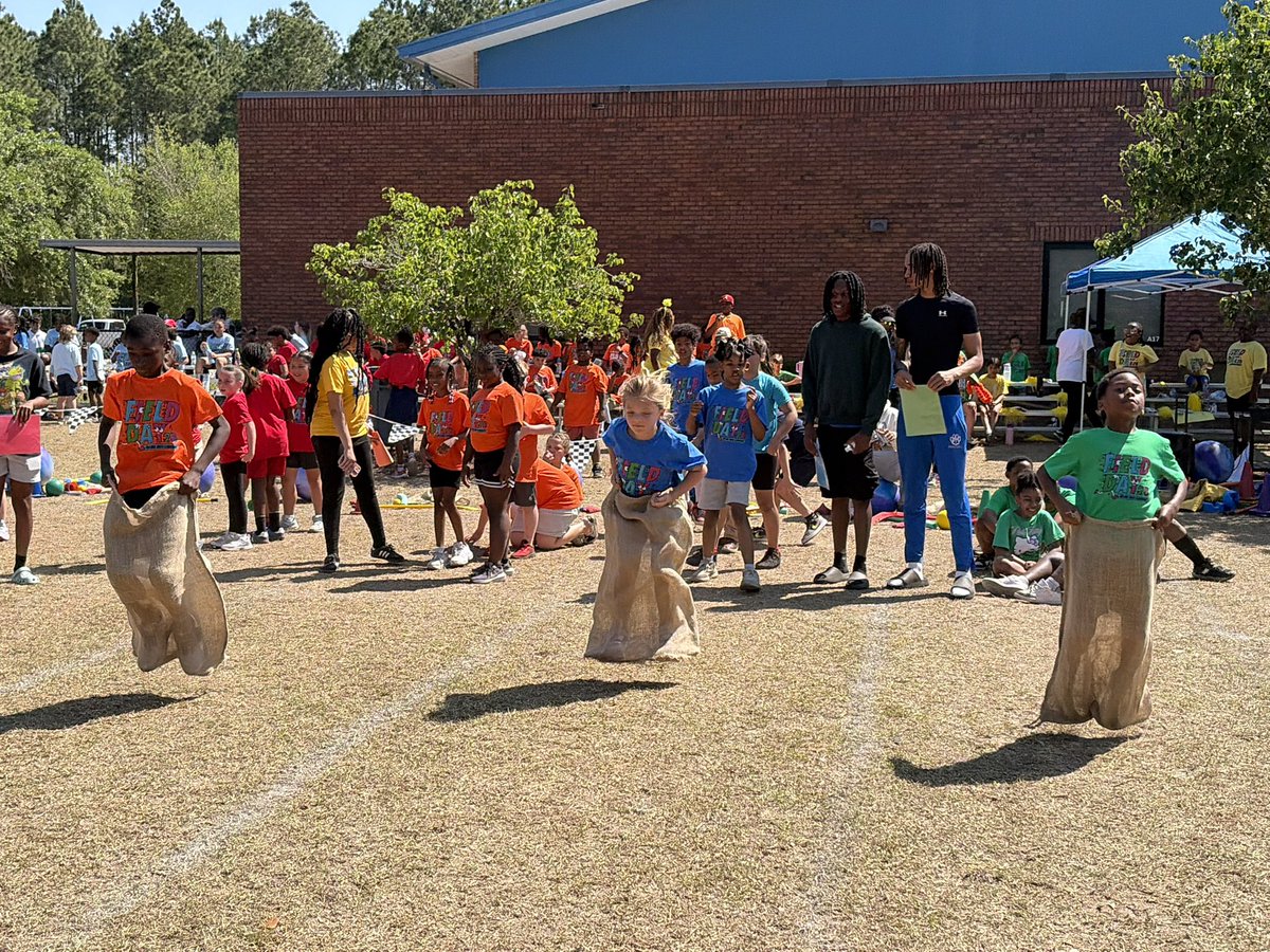 kdurrence_tce's tweet image. 📢TCE Field Day!!📢 #2ndgrade #3rdgrade  #funandgames #relays #tugofwar #sackrace @LibertyCoSchool @Tigers_TCE @GilmoreKenyatta @kellyedgington5 @tgallob_tce @RilesThirdGrade