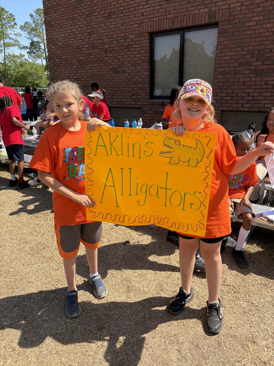 kdurrence_tce's tweet image. 📢TCE Field Day!!📢 #2ndgrade #3rdgrade  #funandgames #relays #tugofwar #sackrace @LibertyCoSchool @Tigers_TCE @GilmoreKenyatta @kellyedgington5 @tgallob_tce @RilesThirdGrade