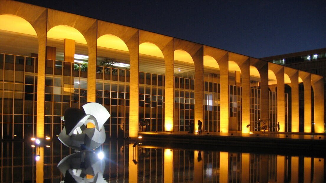 rtnoticias_br's tweet photo. ❗️🇧🇷🇮🇱 Coletivos judeus denunciam censura em evento do Itamaraty sobre antissemitismo: 'Privilegia sionistas'

Em nota conjunta, agremiações acusam seminário de excluir "setores judaicos declaradamente solidários à Palestina".

Saiba mais: https://t.co/GhpxLBQpIw https://t.co/7UIJd7CxIM
