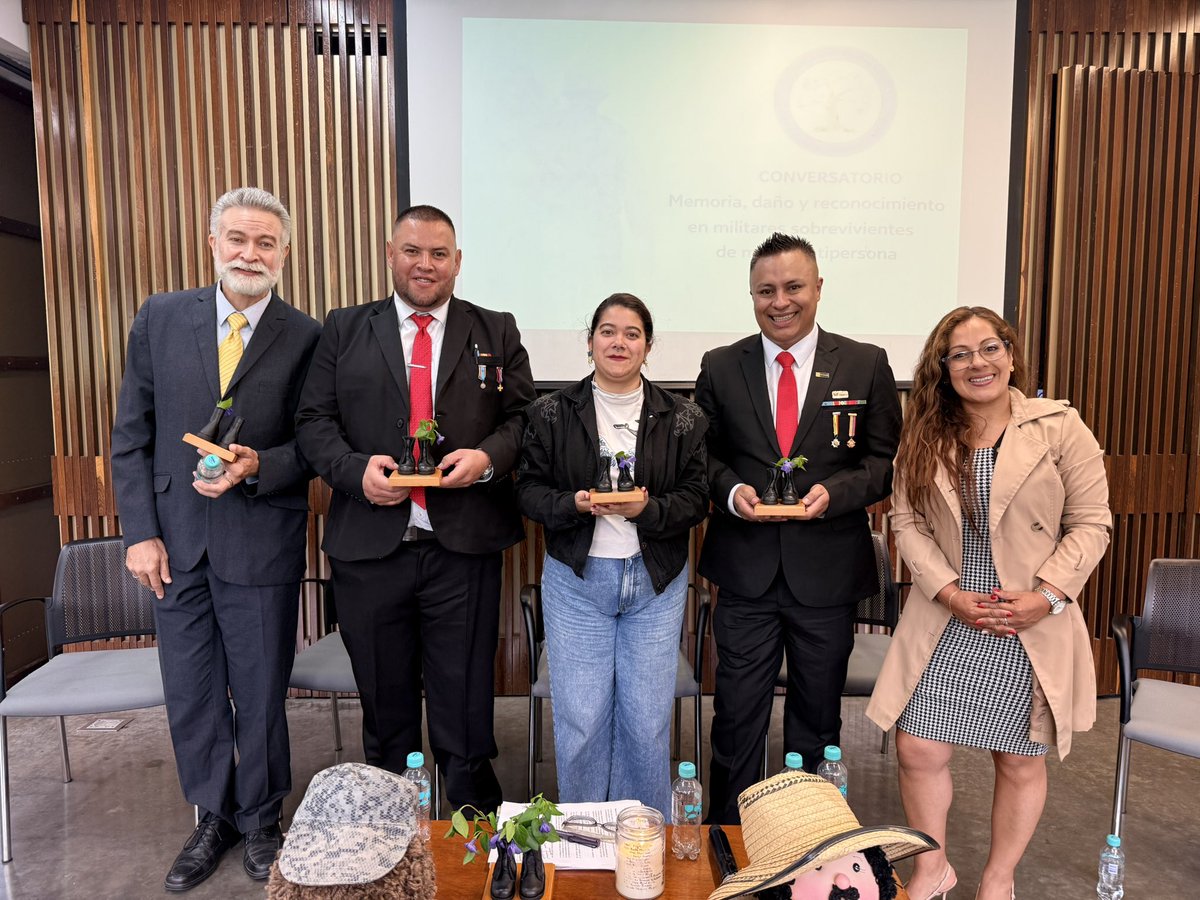 🗣️💬 | #HOY participamos en el conversatorio «Memoria, daño y reconocimiento en militares sobrevivientes de minas antipersonal», organizado por la Corporación <a href="/VictimasMil/">Corporación MilVíctimas</a>, para escuchar sus voces y reflexionar sobre las secuelas, el reconocimiento y su lugar en la memoria.