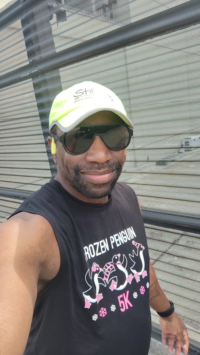 bushwickrunner's tweet photo. Day 2 running outside.   Trying out a new knee brace.   I might have to get something a little smaller but it felt good again getting some miles in.    #beatyesterday #garmin https://t.co/8TER6vayYt