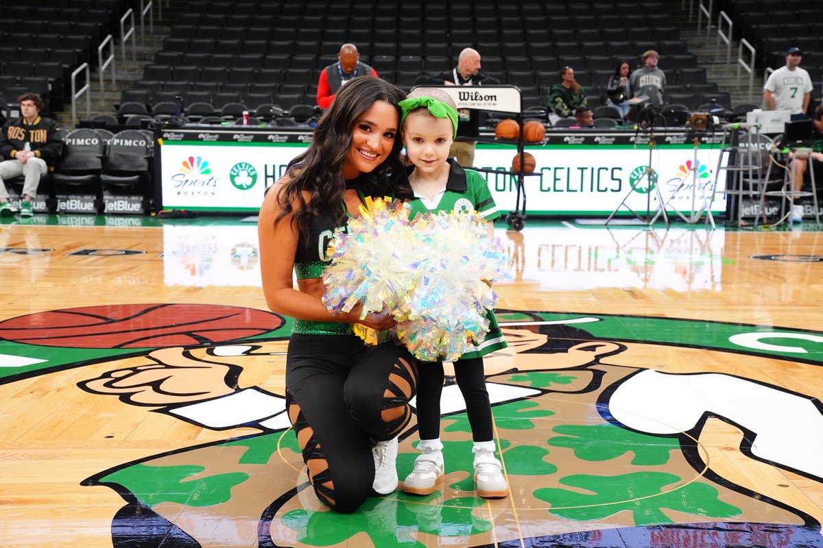 Triumph2gether's tweet photo. Bailey is only 4 years old, but her strength is incredible 💚

After bravely battling brain cancer, she just finished treatment and is officially cancer free! She celebrated on the court at a Celtics game, meeting the dancers and ringing the bell with the team. https://t.co/7CLmIBGsUY