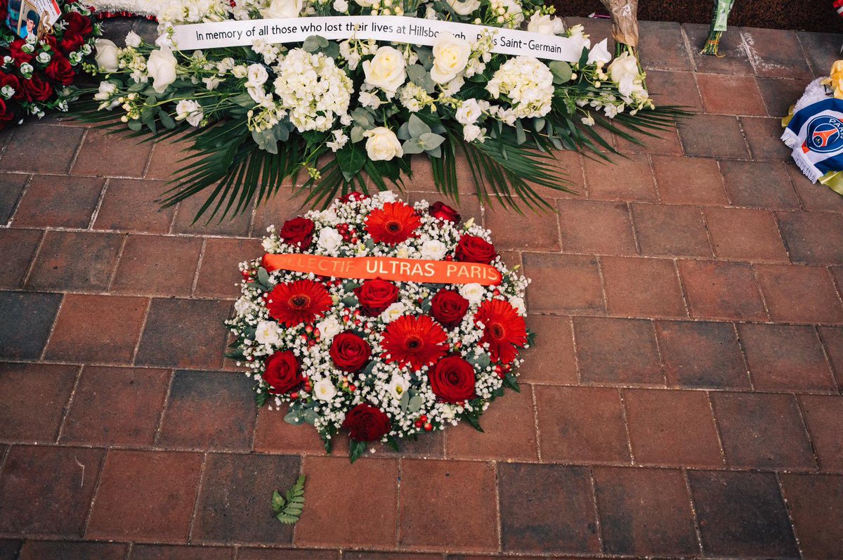 Une gerbe de fleurs a été déposé par le <a href="/Co_Ultras_Paris/">Collectif Ultras Paris</a> en hommage aux victimes de la catastrophe d’Hillsborough et la disparition de Diogo Jota🕊️