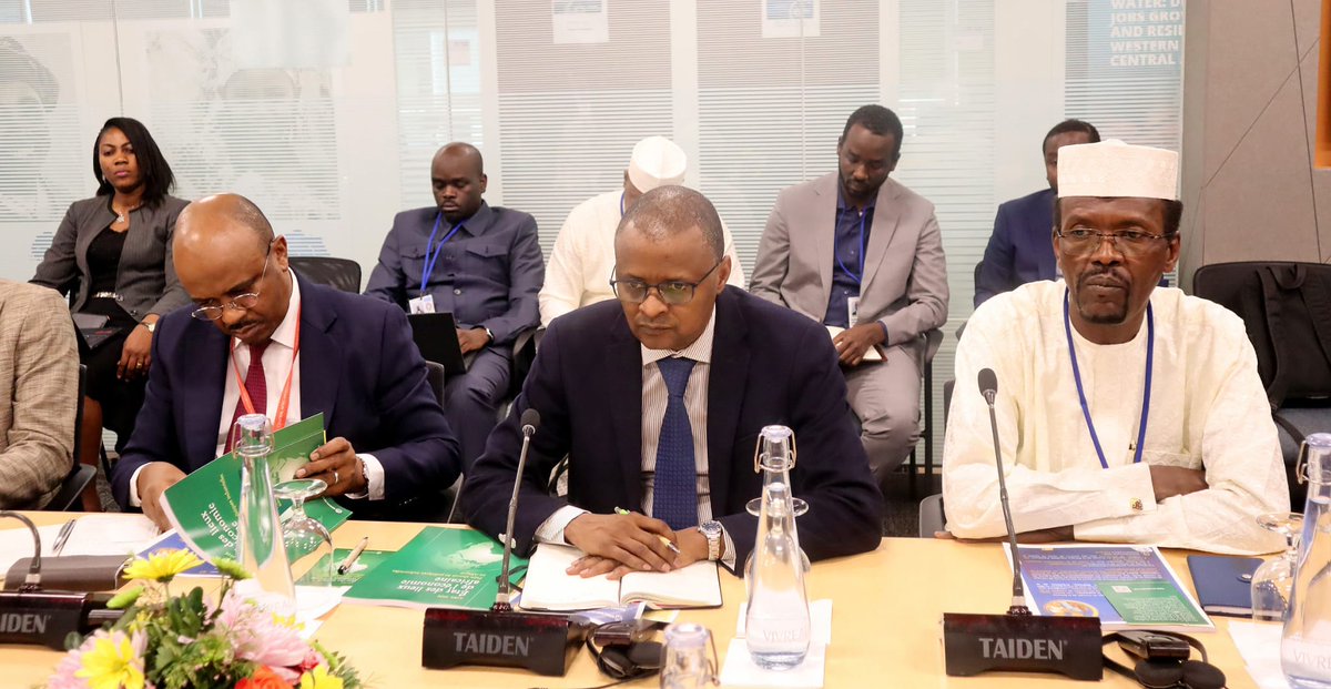 ousmane_diagana's tweet photo. Avec @TahirHamidN, Min. des Finances du #Tchad 🇹🇩, nous avons échangé sur les réformes économiques, l'éducation et l’urgence de renforcer la sécurité alimentaire face aux chocs externes. Priorité aussi à l’accès à l’énergie, à l'eau et à l’investissement privé. 
#WBGMeetings https://t.co/A2ByikoY9C