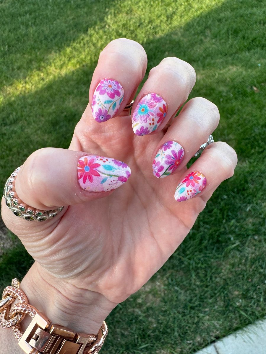 lilyfoxbeauty's tweet image. Best Floral Ever!
“This is the prettiest festive floral wrap ever!” - Kristen

Wraps = Flirty Florals

Get yours here: lilyandfox.com/products/flirt…

#lilyandfoxnails #NailWraps #NailArt #NailWrapsDesigns #NailWrapAddict #NailWrapsOfTheDay #NailWrapGoals #DIYNails #NailWrapLover #nails