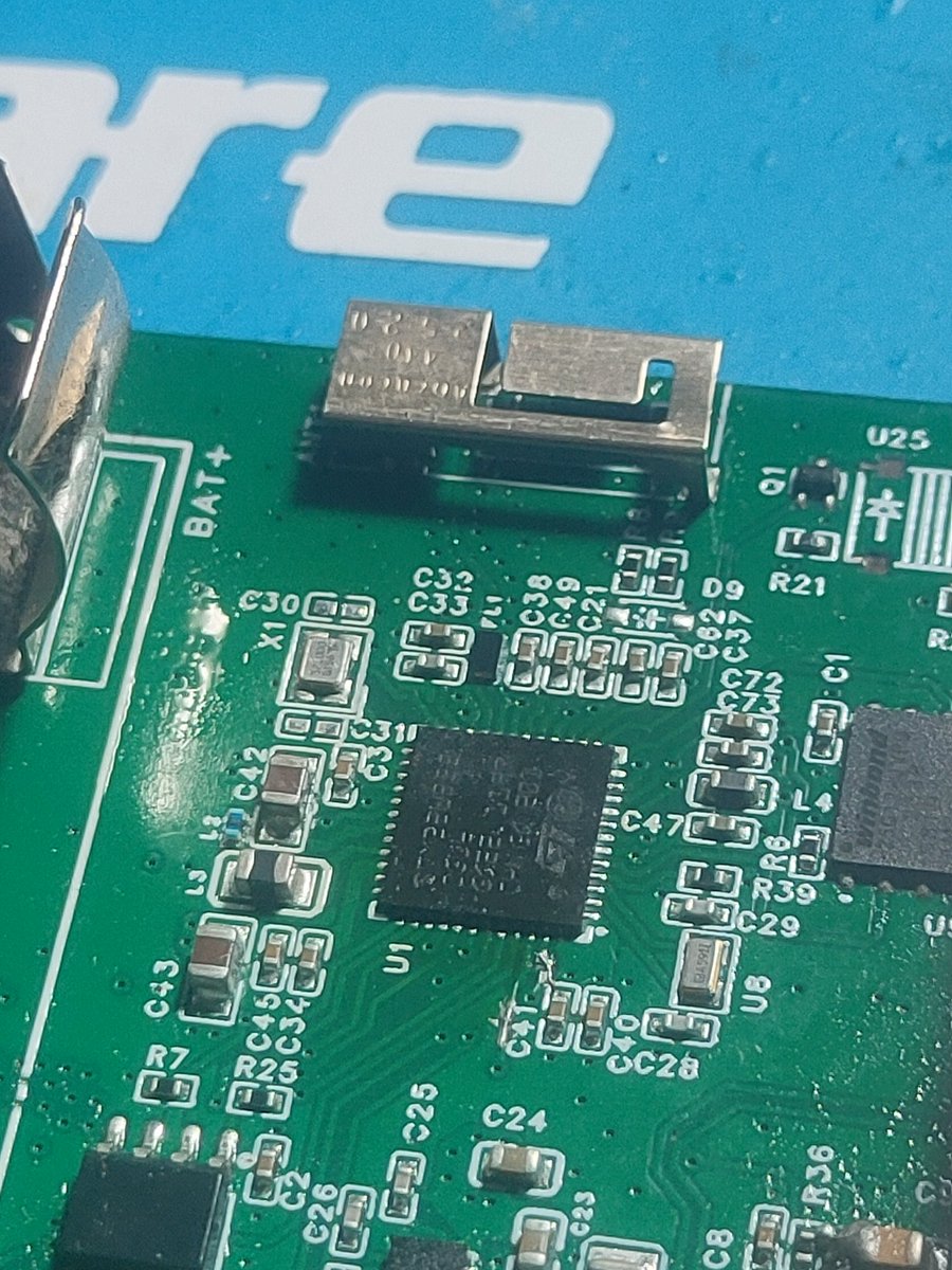 Liat video nyolder SMD kayak gampang amat, aslinya mah, beuh pegel! Dicek kayak nyambung aslinya mah kagak, apalagi model LGA package begini. Tricky banget nyoldernya.