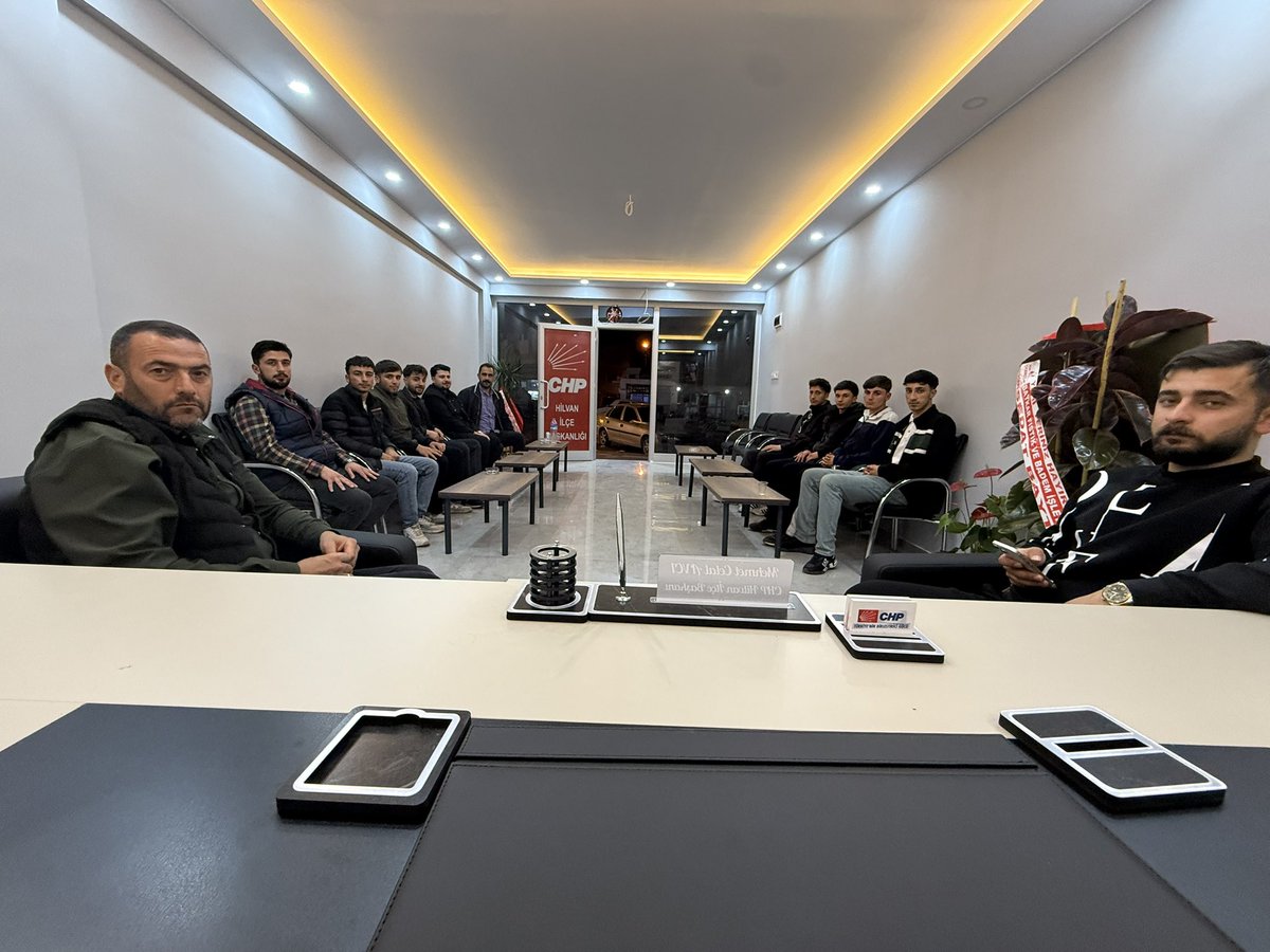 mehmetcelalavci's tweet image. CHP Hilvan İlçe Başkanlığımızda bugün genç arkadaşlarımızı ağırladık.
Ziyaretleri ve samimi sohbetleri için kendilerine teşekkür ediyoruz.

Gençlerin enerjisi, fikirleri ve umutlarıyla daha güçlü bir gelecek için birlikte çalışmaya devam edeceğiz.

#CHP #Hilvan #Gençlik