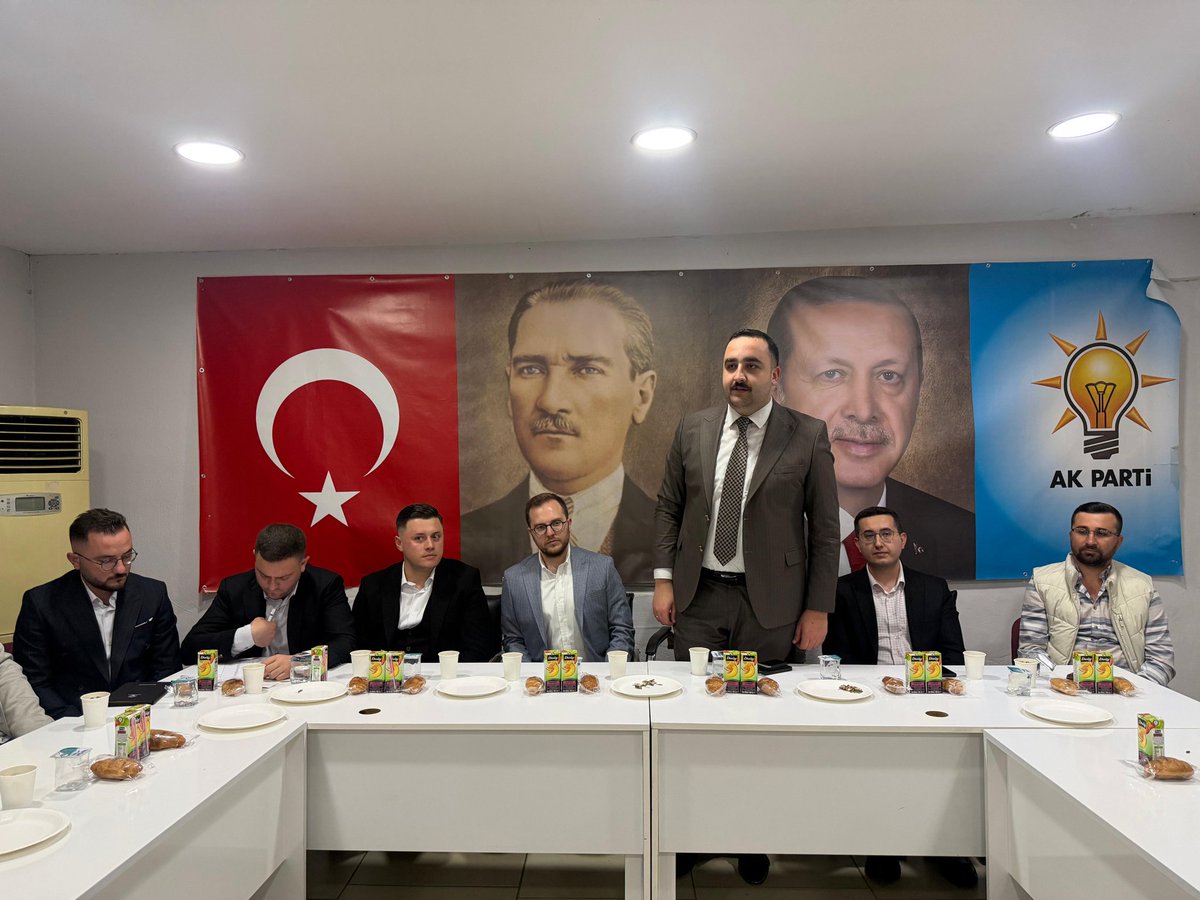 akgenclikizmir's tweet photo. 📍Ödemiş

MKYK Üyemiz Sn. Samed Seddar Tercan ile İl Gençlik Kolları Başkanı Sn. Mehmet Emin İçelli’nin katılımlarıyla, Ödemiş İlçe Gençlik Kolları Yönetim Kurulu Toplantısı’nı gerçekleştirdik.

Toplantıda teşkilat çalışmaları değerlendirilirken, önümüzdeki döneme ilişkin planlamalar ve 16 Mayıs Gençlik Festivalimize yönelik hazırlıklar üzerine istişarelerde bulunuldu.
Alınan kararların teşkilatımız için hayırlara vesile olmasını temenni ediyoruz.