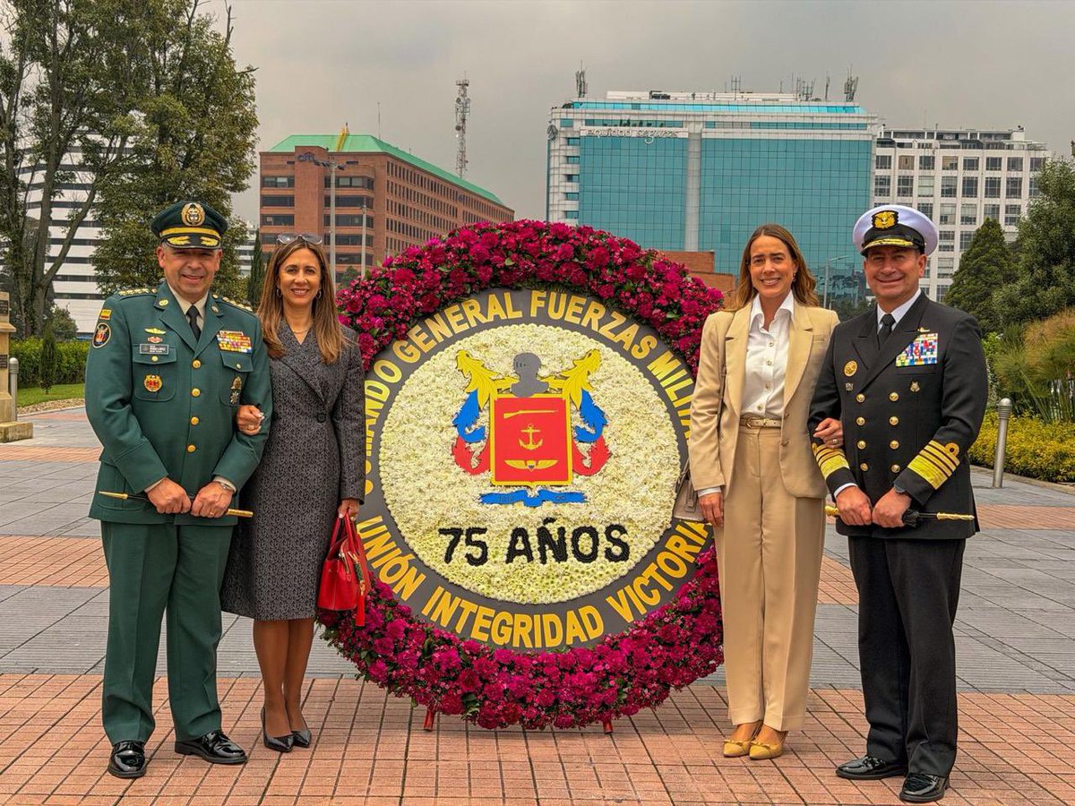 COMANDANTE_FFMM's tweet image. A lo largo de #75Años, el Comando General de las Fuerzas Militares ha sido el reflejo del compromiso de miles de hombres y mujeres que, como padres, hijos, hermanos y amigos, han dedicado su vida a cuidar a #Colombia. 

Desde sus inicios en 1951, su evolución ha estado marcada no