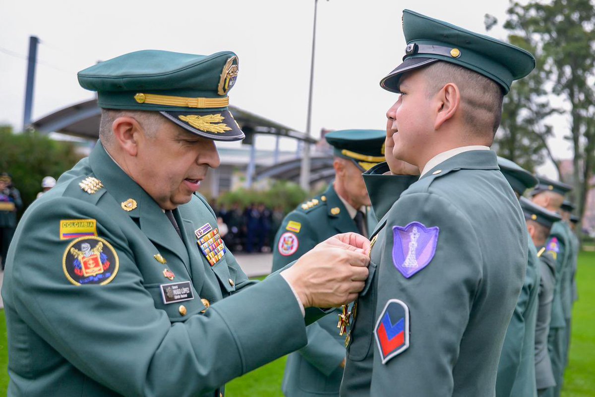 COMANDANTE_FFMM's tweet image. A lo largo de #75Años, el Comando General de las Fuerzas Militares ha sido el reflejo del compromiso de miles de hombres y mujeres que, como padres, hijos, hermanos y amigos, han dedicado su vida a cuidar a #Colombia. 

Desde sus inicios en 1951, su evolución ha estado marcada no