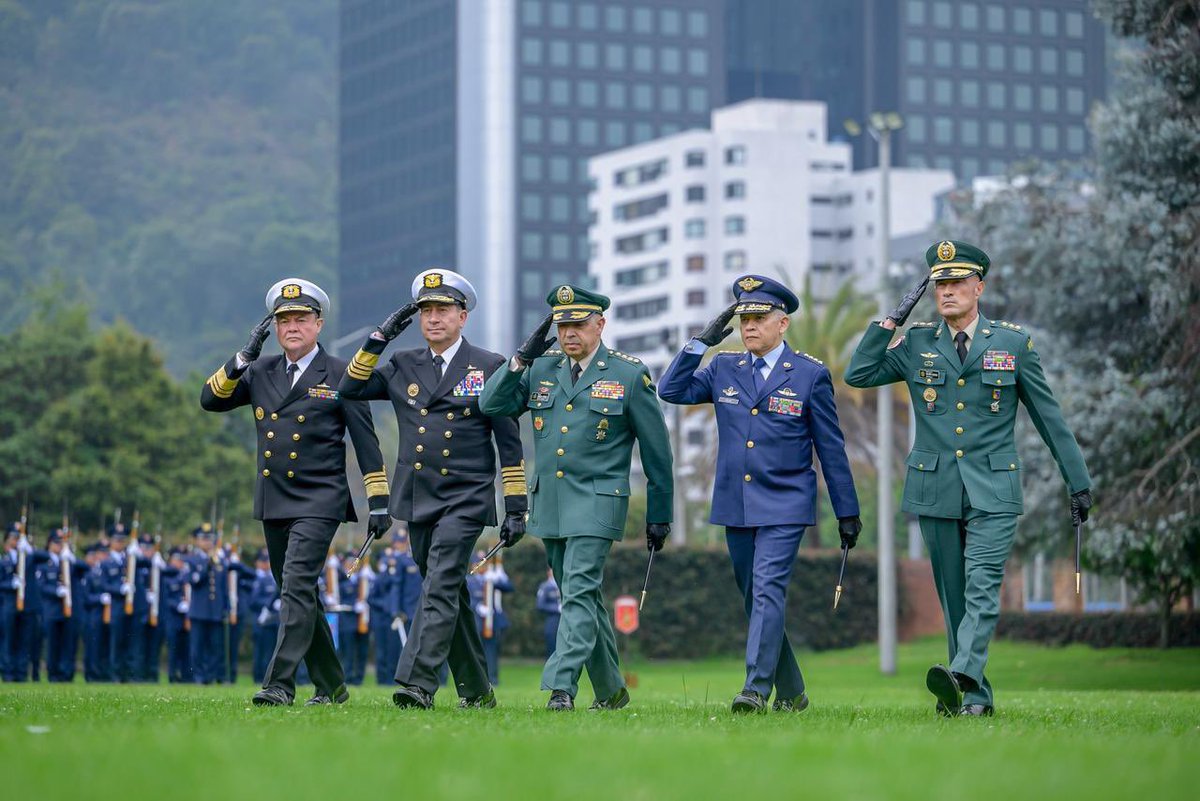 COMANDANTE_FFMM's tweet image. A lo largo de #75Años, el Comando General de las Fuerzas Militares ha sido el reflejo del compromiso de miles de hombres y mujeres que, como padres, hijos, hermanos y amigos, han dedicado su vida a cuidar a #Colombia. 

Desde sus inicios en 1951, su evolución ha estado marcada no