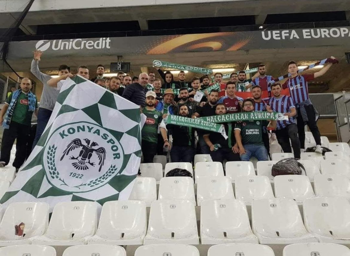 trubunbeste's tweet photo. 15 Eylül 2017 Yer: Fransa

Marsilya - Konyaspor UEFA Avrupa Ligi karşılaşmasında Konyaspor - Trabzonspor taraftarları omuz omuza aynı tribünde.🤝

Trabzonspor taraftarıyla dostluğun pekişmesi için yaptığ��mız paylaşımlarımızın amacı belli Konyaspor’da Trabzonspor’da gerçek bir Anadolu taraftarıdır o yüzden Konya’da sadece taraftar olarak değil Trabzonsporlu kişilerin öğrenci kardeşlerimizin her zaman başımızın üstünde yeri vardır
💚🤍💙❤️