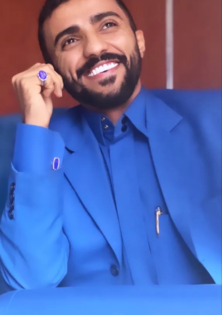 الحقّ يعلو فيه كل  أنتصارك
فيما بعد واللي مضى الك وحاضرك
.
ومن صد عنك ولادرى بآنهيارك
 ما الله على صحبة هل الغدر يامرك
.
ومن عادلك من بعد شاف أزدهارك 
  خله وتلقى الك صديقٍ  يقدرك
.
قبل أمس همهّ يفتخر بأحتقارك 
 واليوم وده بس تنفيذ أوامرك
