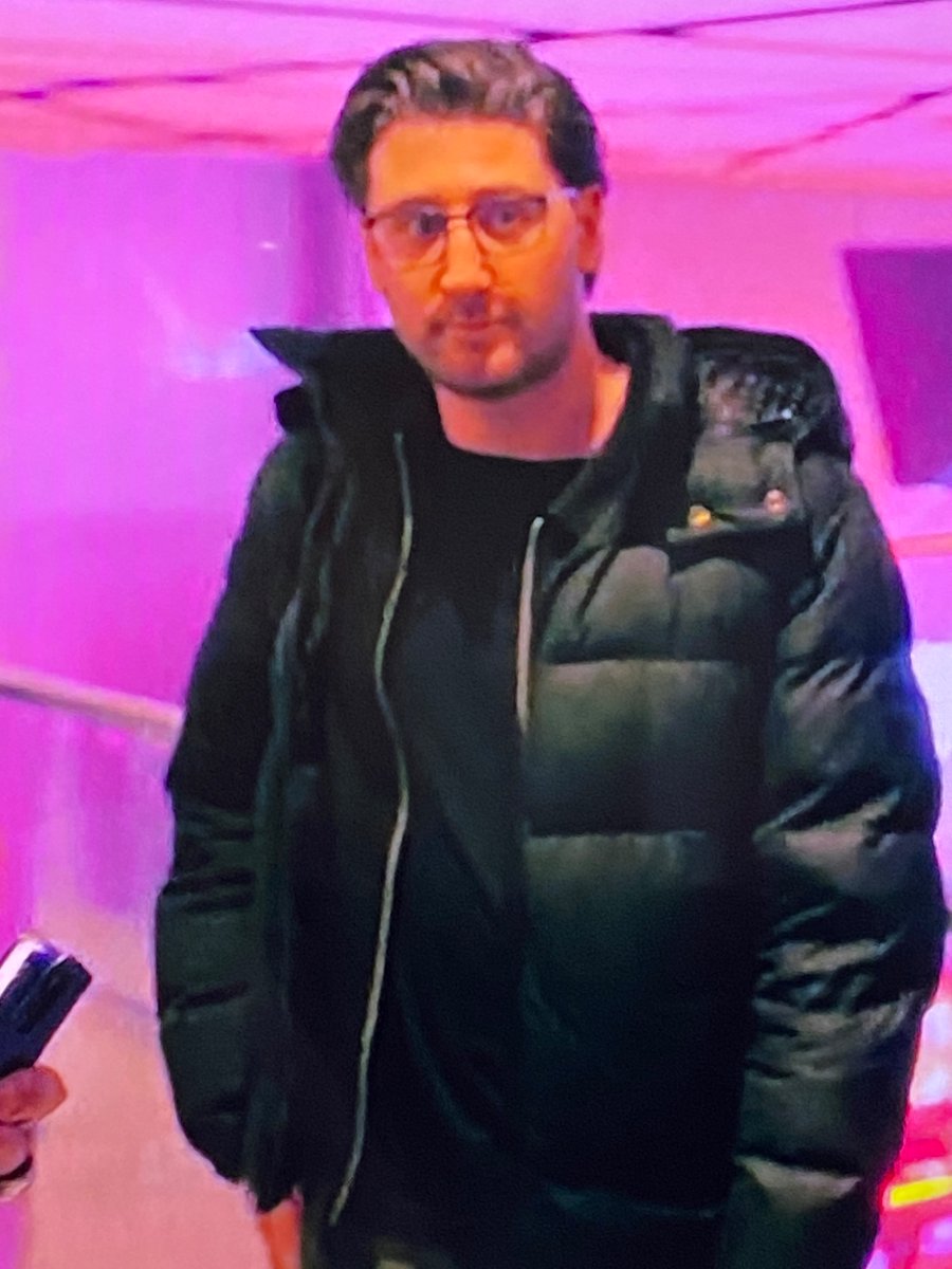applehobbit3's tweet photo. Anyone know who this person is please. https://t.co/Yh1kQGHxkb