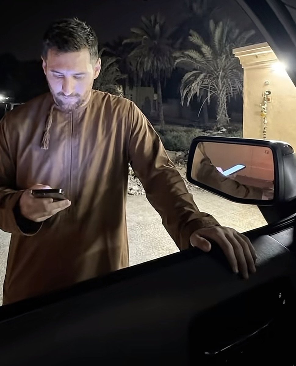 قــمــر tweet media