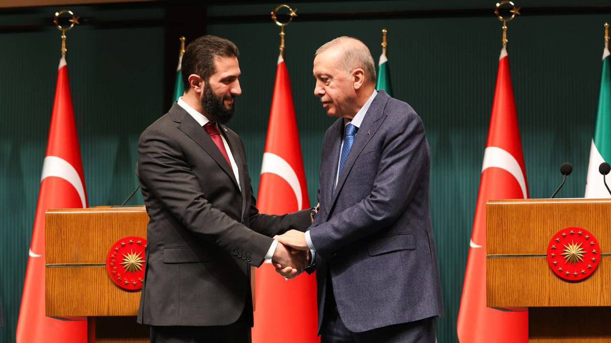 AHMED ŞARA: 

Türkiye, 14 yıl boyunca devrimimizi destekledi, mazlum halkımızın yanında durdu ve bizi birbirimize bağlayan köklü tarihî ve coğrafi ilişkiler bulunmaktadır.

Suriye-Türkiye ortaklığı, bölgenin ve tüm dünyanın güvenli geleceği açısından büyük önem taşımaktadır.