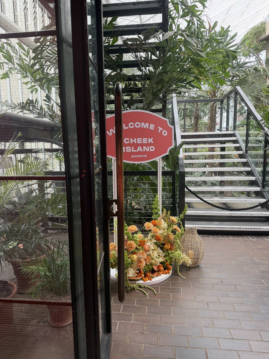 leahcomptonn's tweet image. Feeling sunkissed after experiencing @MorpheBrushes cheek island 🏝️#morphe #makeup