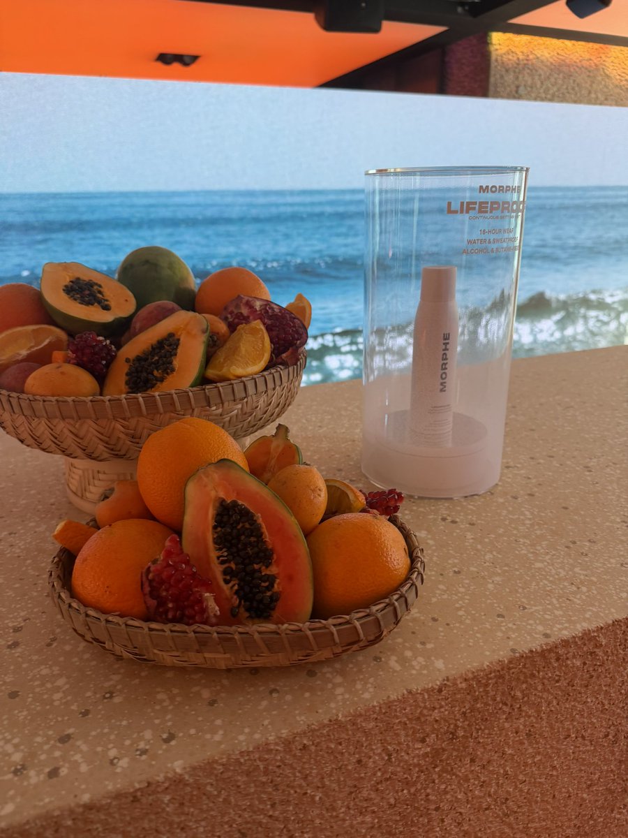 leahcomptonn's tweet image. Feeling sunkissed after experiencing @MorpheBrushes cheek island 🏝️#morphe #makeup