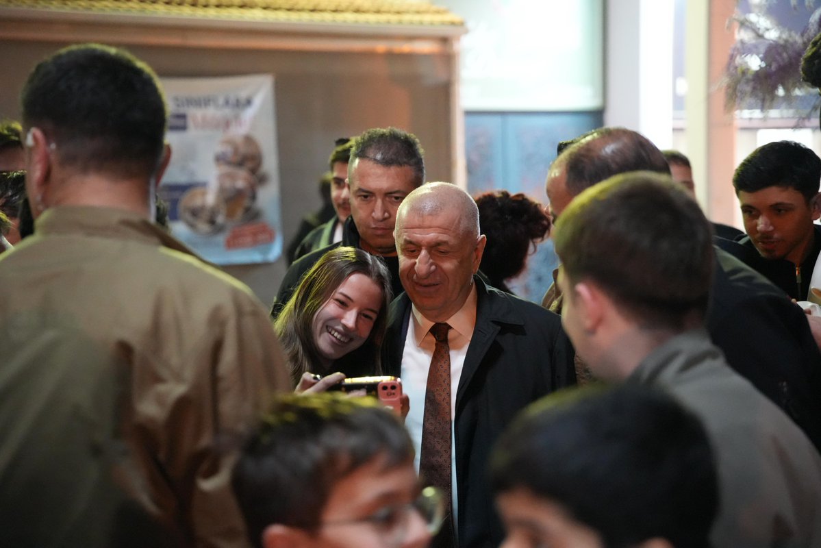 Genel Başkanımız Sayın Prof. Dr. Ümit Özdağ, Bursa İnegöl Sani Konukoğlu Konferans Salonu’nda vatandaşlarımızla bir araya geldi. 

Yoğun bir katılımla gerçekleşen panelin ardından düzenlenen soru-cevap bölümünde; Genel Başkanımız, hemşehrilerimizin merak ettiği soruları