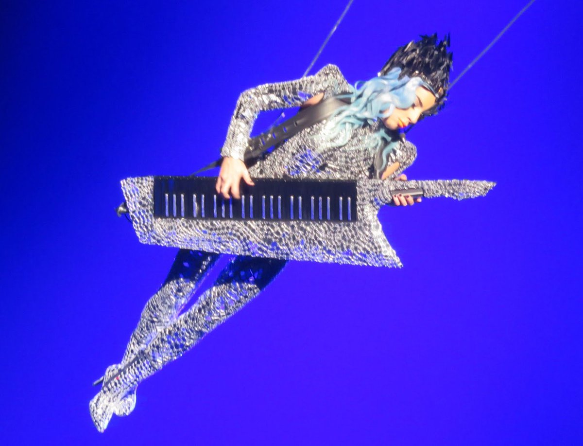 E ele? Não volta mais? Saudades dos keytars iconicos da Gaga!!