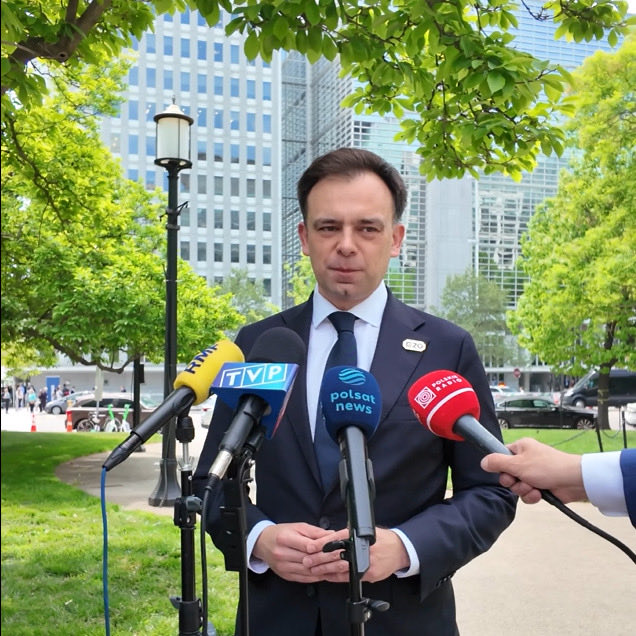 MRiTGOVPL's tweet image. Minister @Domanski_Andrz podczas briefingu w #Waszyngton: Dziś odbyło się pierwsze spotkanie w formacie ministrów finansów i szefów banków centralnych, w ramach grupy #G20, w którym Polska uczestniczyła na prawach pełnego członka. To wielki dzień dla Polski i dla naszej