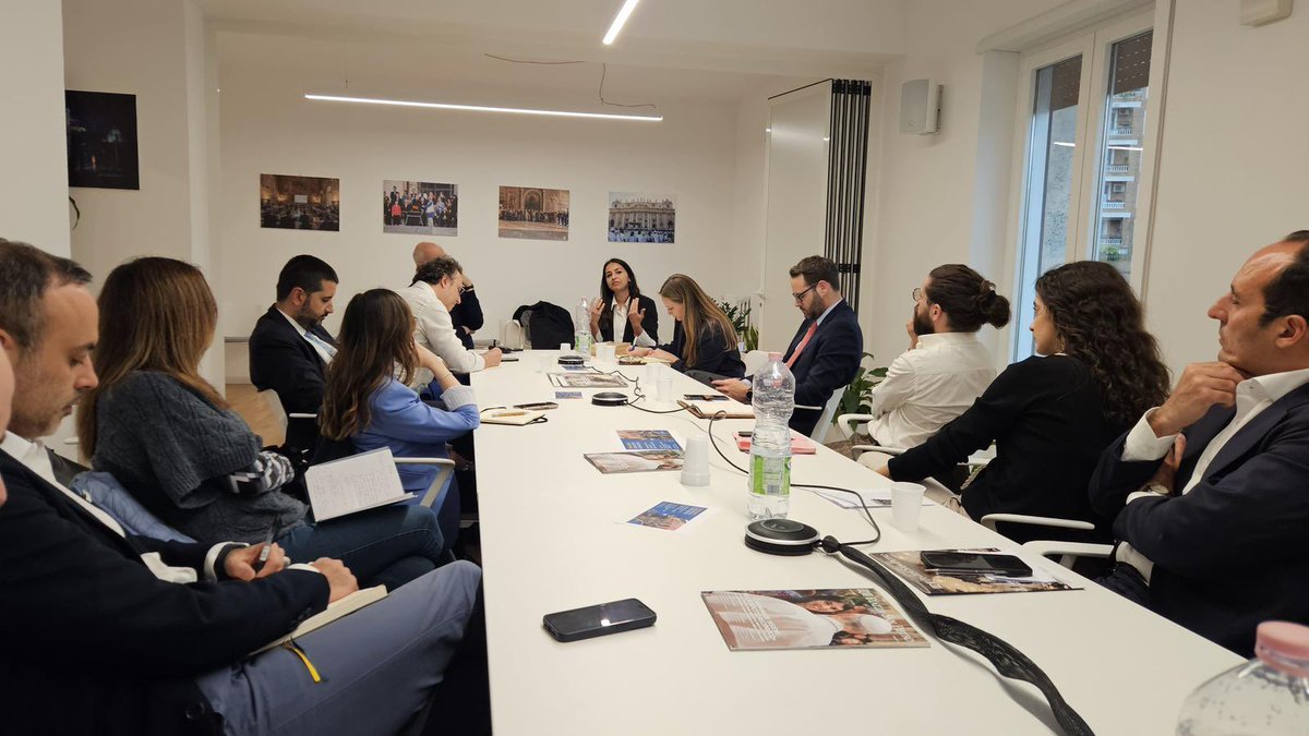 connessioniFP's tweet photo. Oggi l’appuntamento del Gruppo dei 33: confronto, idee e partecipazione. 

🗣️ Stasera in dialogo con Shirin Zakeri, docente di storia contemporanea dell’Iran e del Medio Oriente alla Sapienza, sulla crisi in Medio Oriente contemporanea e sulla storia e cultura iraniana. https://t.co/QMCPGGsONS