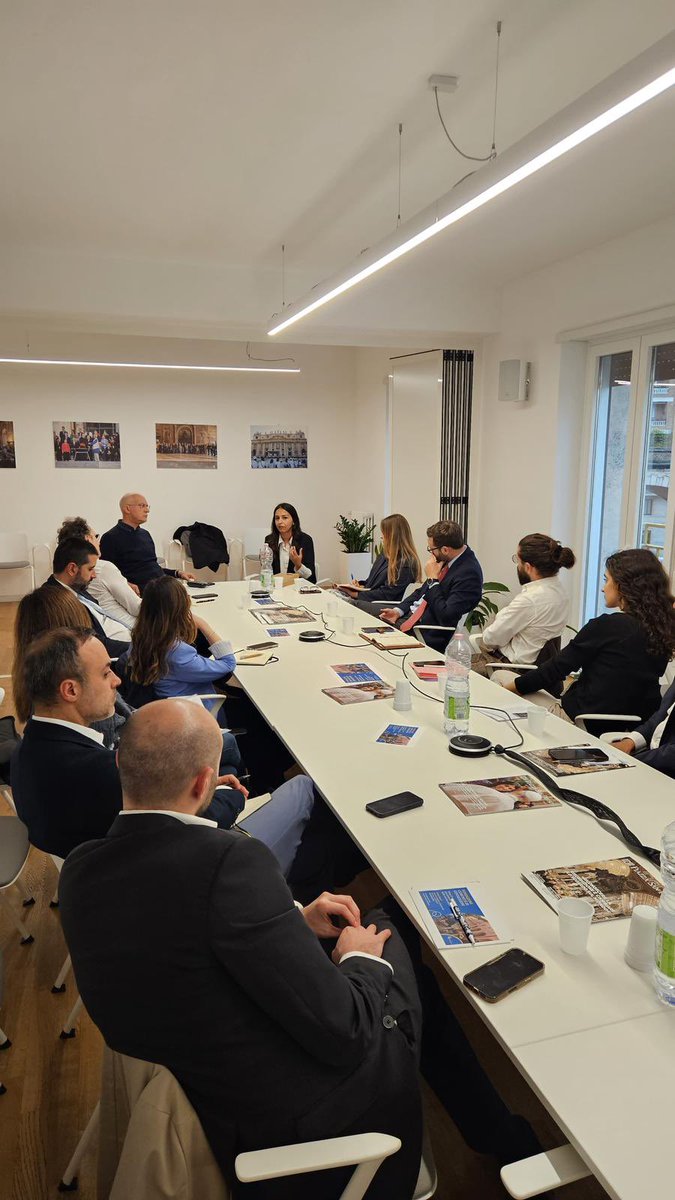 connessioniFP's tweet photo. Oggi l’appuntamento del Gruppo dei 33: confronto, idee e partecipazione. 

🗣️ Stasera in dialogo con Shirin Zakeri, docente di storia contemporanea dell’Iran e del Medio Oriente alla Sapienza, sulla crisi in Medio Oriente contemporanea e sulla storia e cultura iraniana. https://t.co/QMCPGGsONS