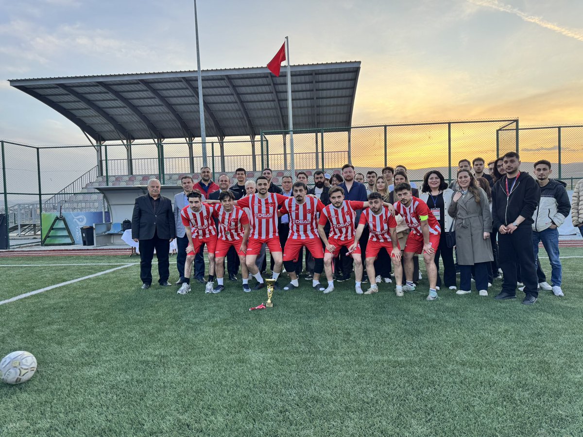 idealyurtlar's tweet image. Mücadeleniz, azminiz ve isteğiniz bizi gururlandırdı. 
GSB’nin düzenlediği 5x5 Yurtlar Arası Futbol Süper Kupa’da 2. olduk ama gönüllerin şampiyonu her zaman biziz. 🏆
Sizleri çok seviyoruz çocuklar.😍
 Bir başka turnuvada şampiyon biziz. 🤩

#idealyurtları #öğrenci #yurt