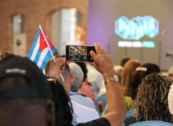 📌| Asiste Presidente cubano a la inauguración del Coloquio Internacional Patria.

Con la presencia de Miguel Díaz-Canel Bermúdez, quedó inaugurado este jueves en La Habana el V Coloquio Internacional Patria.

Leer más:
acortar.link/vZOWVf