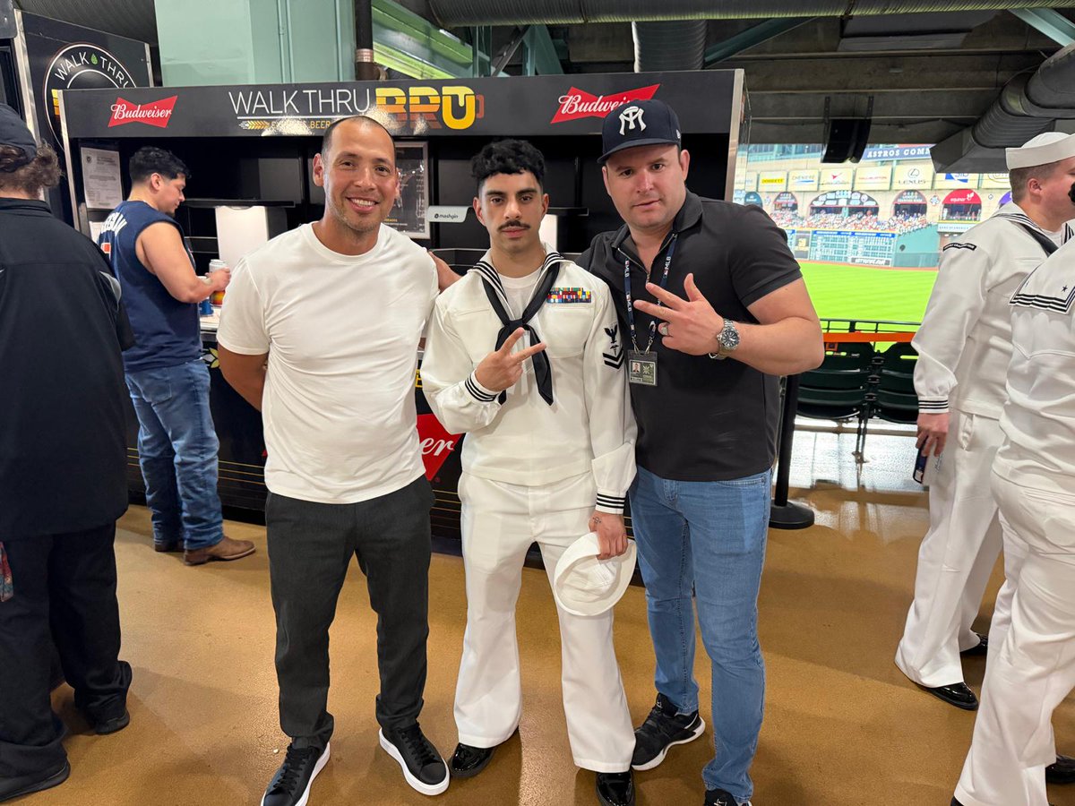 yusseff305's tweet image. Mi hijo mayor Nasir con mis hermanos @Astros_Coverage y @jesuslinares23 ayer en el juego de los Houston Astros. 

#pelotacubana #USN #MLB