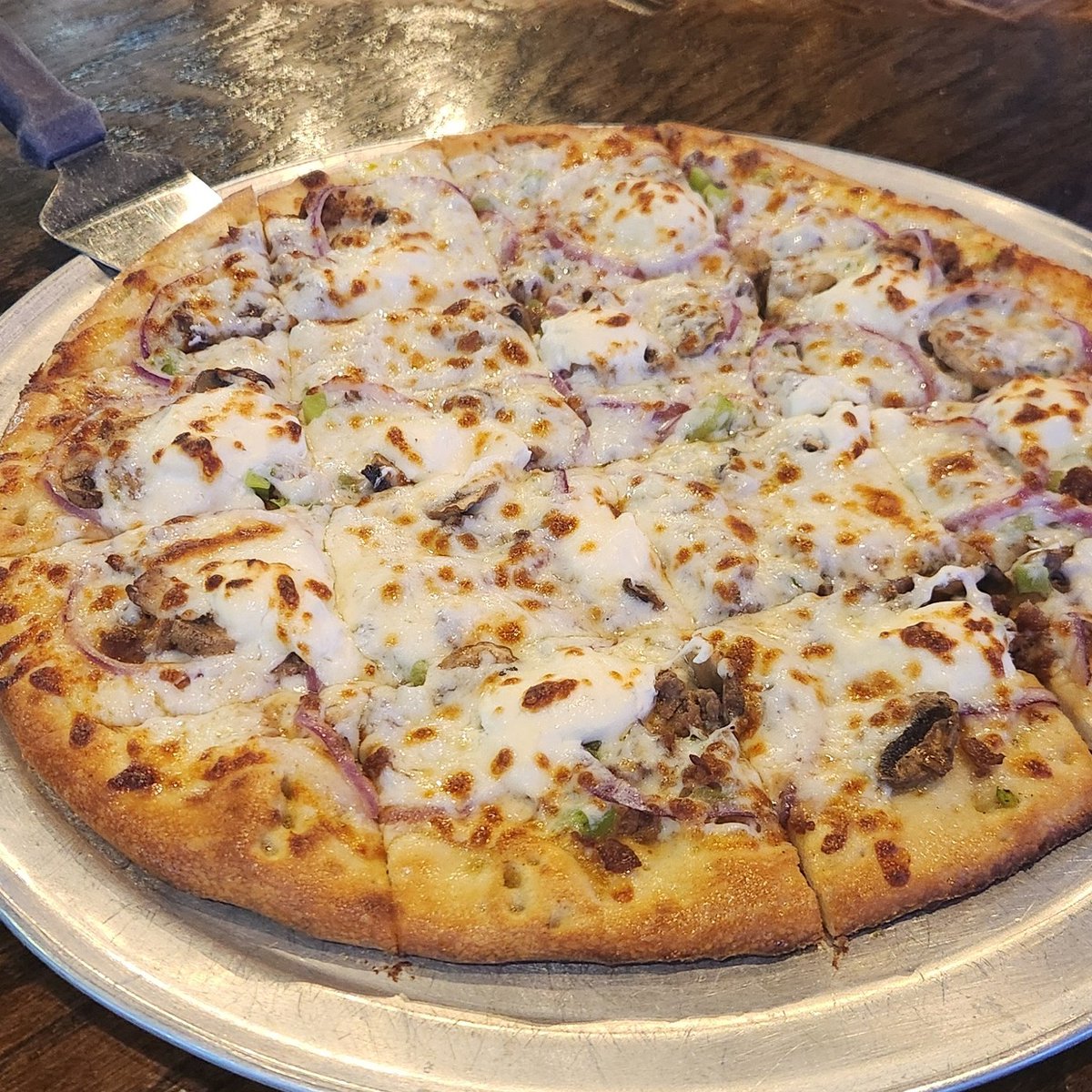 Turn your go-to sandwich into a slice! 🍕 Our Philly Pizza stacks hatch chili queso, sirloin steak, green peppers, mushrooms, onions, and a swipe of cream cheese! Plus, now you can run it on our Cauliflower Crust in both 12" and 16"!