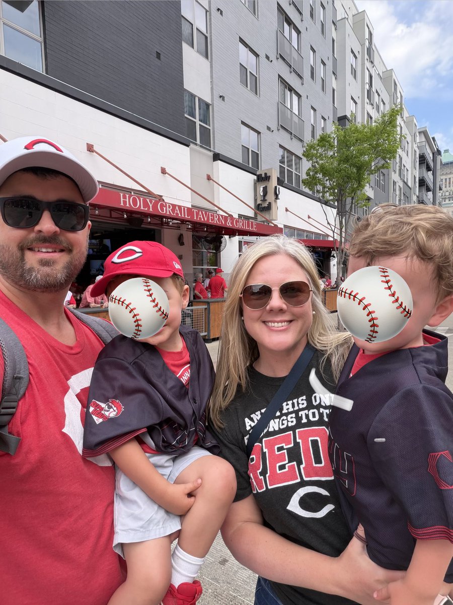 katymorganwx's tweet image. Out of office.  Can’t go to a @Reds game without a stop at @holygrailbanks !  Might have lost this game, but the family memories are priceless!  #letsgoreds #atobttr