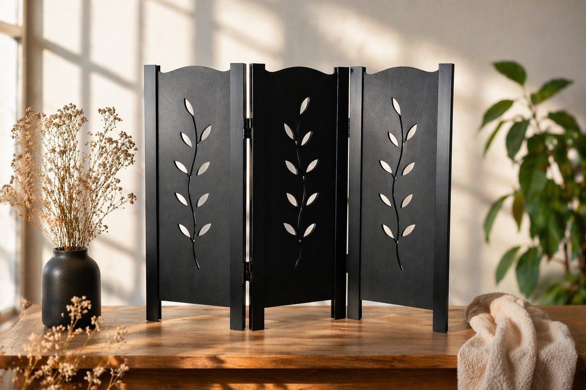 Breng sfeer én privacy in huis met dit stijlvolle zwarte raamscherm. Compact, decoratief en perfect voor op de vensterbank. #raamscherm #interieur #wooninspiratie #privacy #vensterbank bit.ly/4esH3CV