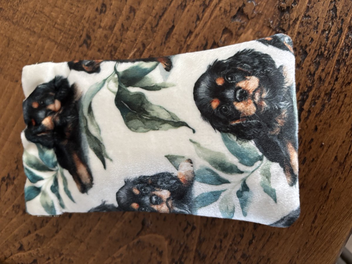 Fank you Lottie for helping to make my mum her luffly sunglasses case wiv luffly me on it ⁦<a href="/LeahPaws/">Lottie 🧵🐶</a>⁩   And yes mum says it’s really soft #PLCouture 🪡🧵🕶️😍