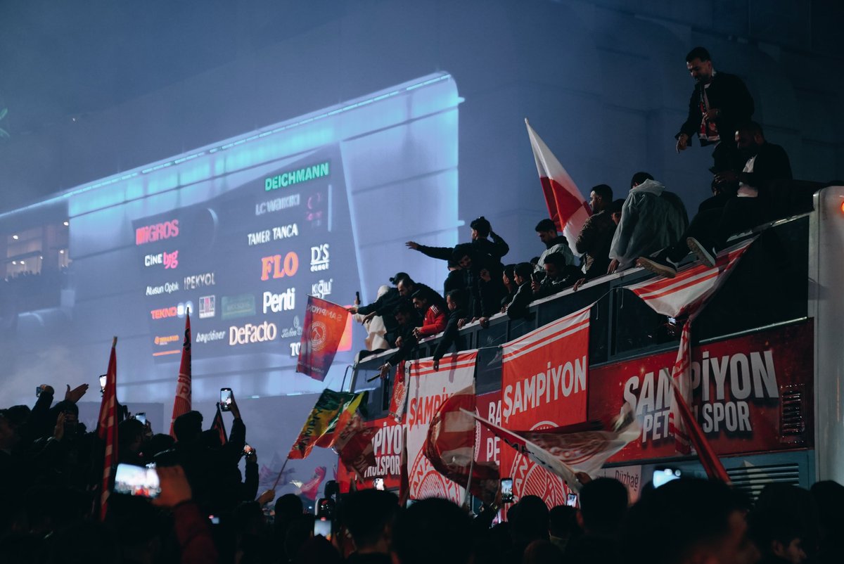 72yarasalar's tweet photo. Unutulmaz gece! 
#Petrolspor https://t.co/m1AKFno03V