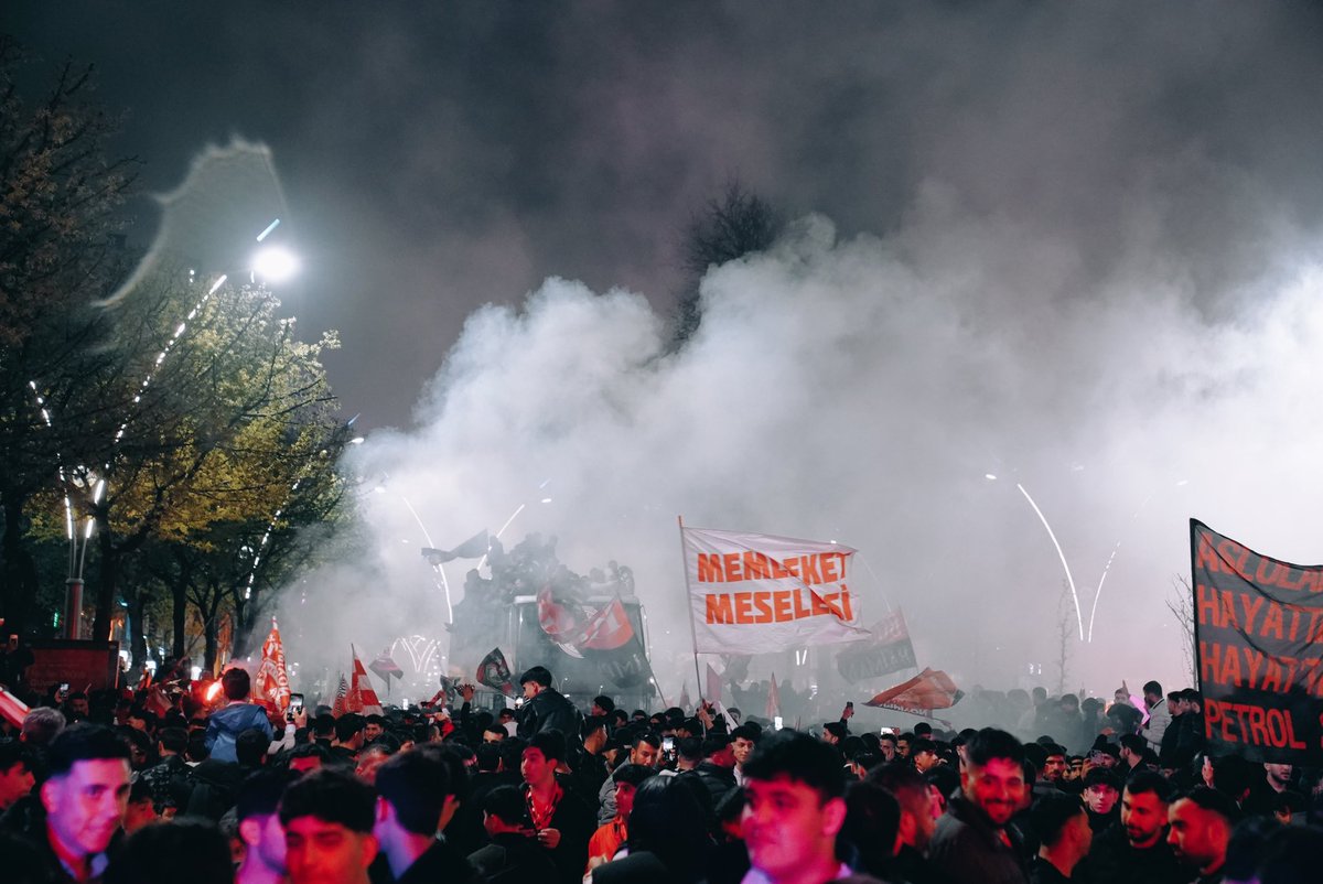 72yarasalar's tweet photo. Unutulmaz gece! 
#Petrolspor https://t.co/m1AKFno03V