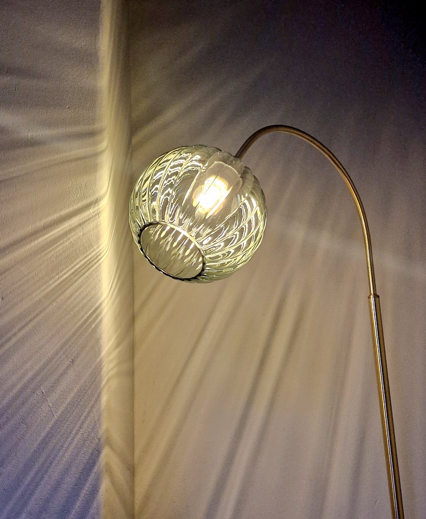 Sunshine42_alc's tweet image. Got a new lamp...spent all day excited for it going dark so I could turn it on!! 💙💡#excitingtimes #lamplove