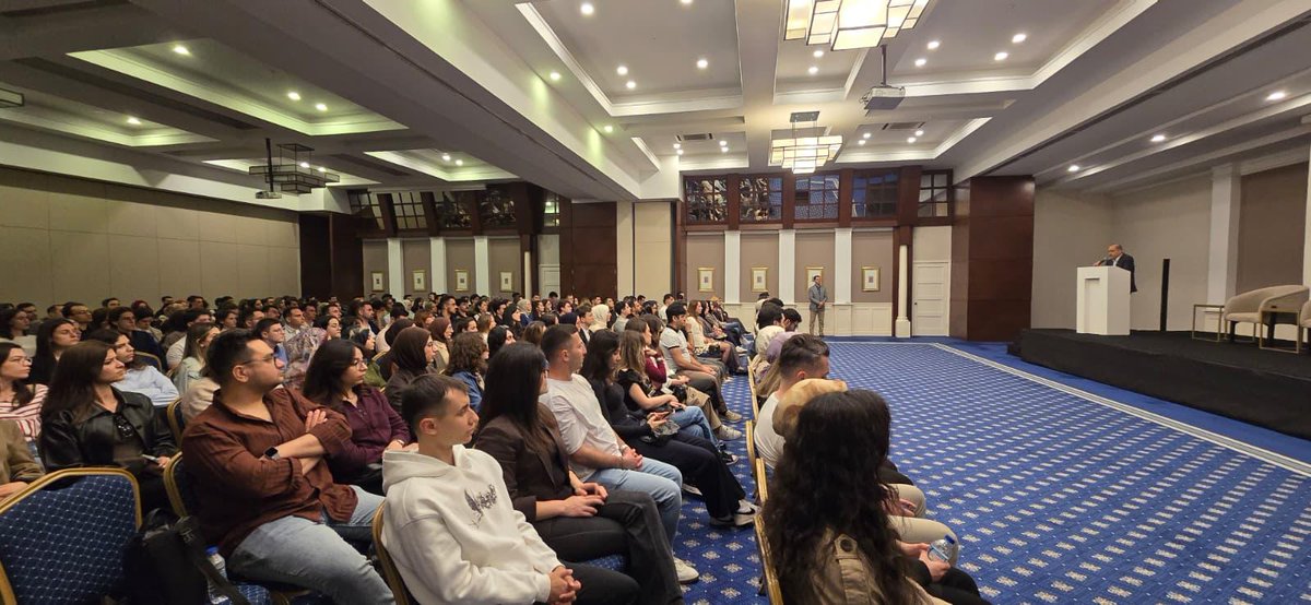 SAM_MFA's tweet photo. Gençlerin enerjisi #ADF2026’da! 🌟

Antalya Diplomasi Forumu #ADF2026 marjında, Stratejik Araştırmalar Merkezi Başkanı Prof. Dr. Ramazan Erdağ ADF'ye katılan öğrencilerimizle bir araya geldi. 

Diplomasinin merkezinde gençlerle bir arada olmak bizlere enerji veriyor.

#MEET4DIPLOMACY
