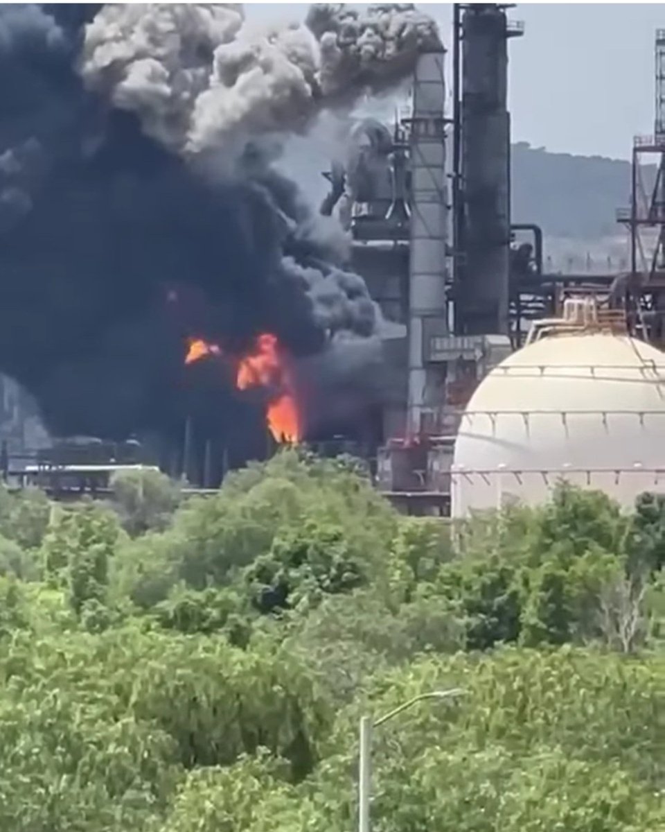 #ÚLTIMAHORA | Reportan explosión en la refinería Miguel Hidalgo en Tula, Hidalgo.
A estos pendejos les esta explotando todo el país.
SIGAN VOTANDO POR MORENA BOLA DE PENDEJOS.