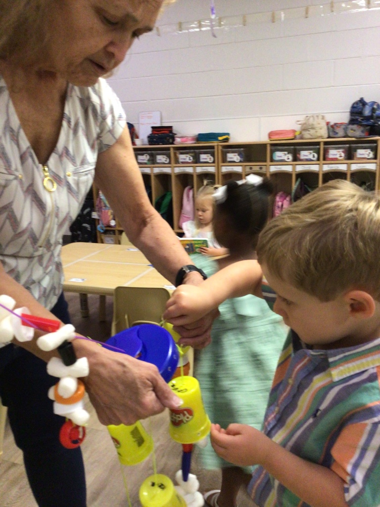 LittleEaglesCLA's tweet image. Toucans combined "Work Together Wednesday" and "Artsy Thursday" by creating a robot using 100% recyclable materials! Each worked on different parts of their group's robot, then worked together to complete the whole body of the robot! #RISDDreamBig #WOYC26 #FutureEngineers