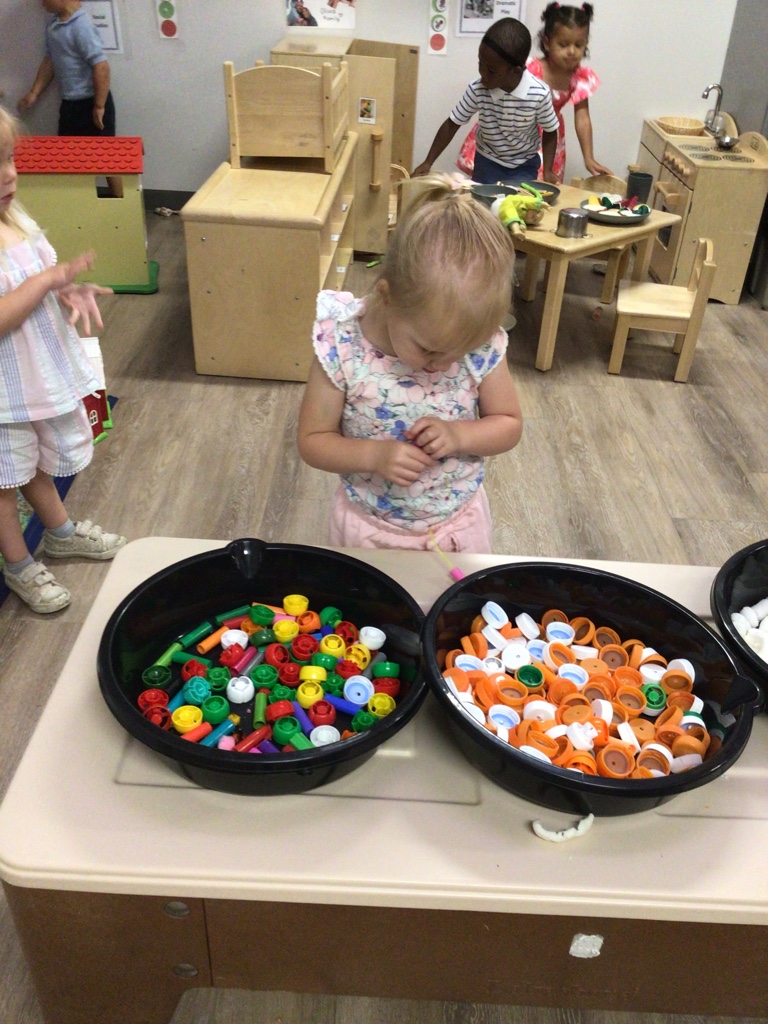 LittleEaglesCLA's tweet image. Toucans combined "Work Together Wednesday" and "Artsy Thursday" by creating a robot using 100% recyclable materials! Each worked on different parts of their group's robot, then worked together to complete the whole body of the robot! #RISDDreamBig #WOYC26 #FutureEngineers